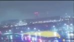 New York, aereo si scontra con camion di emergenza in aeroporto: il momento dello schianto