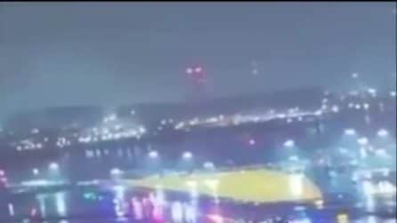 New York, aereo si scontra con camion di emergenza in aeroporto: il momento dello schianto