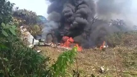 Colombia, aereo cargo militare precipita e va a fuoco: oltre 100 soldati a bordo