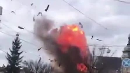 Ucraina, Leopoli sotto attacco, droni colpiscono il centro della città