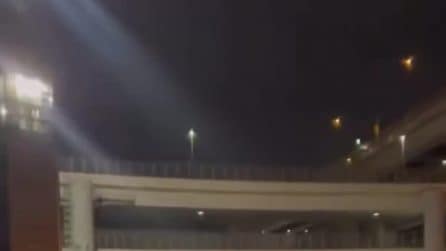 Cosa ci fa Lewis Hamilton alla Daikoku Parking Area di Yokohama