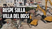 A Napoli abbattuta la villa del luogotenente del clan Contini: sul muro il diploma ‘Al miglior boss’