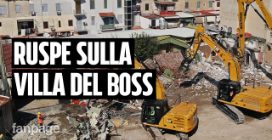 A Napoli abbattuta la villa del luogotenente del clan Contini: sul muro il diploma ‘Al miglior boss’