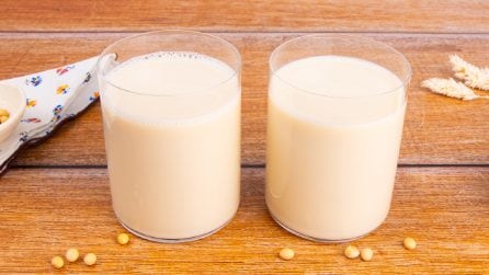 LATTE DI SOIA FATTO IN CASA: senza zucchero, lo prepari con solo due ingredienti!