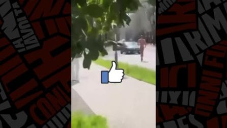 Un uomo nudo e scalzo corre tra i passanti a Reggio Emilia