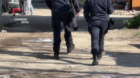 I carabinieri sequestrano 21 veicoli nel campo rom di Poggioreale: aggredito con una chiave inglese autista del carroattrezzi