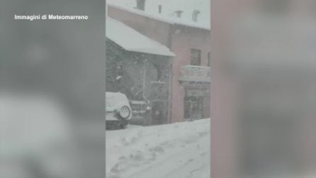 Nevicate intense sull'Appennino, strade e città ricoperte di coltre bianca