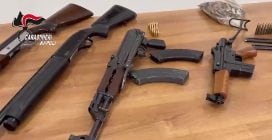 "Avete fatto bingo, brigadie'": l'auto è piena di mitra e fucili, un uomo e una donna arrestati a Torre Annunziata