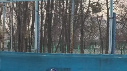 Marta Kostyuk si allena per la terra rossa sotto le sirene per i bombardamenti in Ucraina