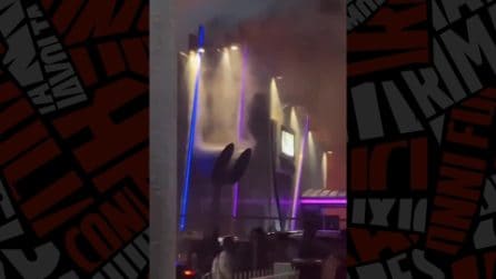 Incendio distrugge nightclub in Germania con 750 persone, tre feriti: "Persone con i capelli a fuoco"