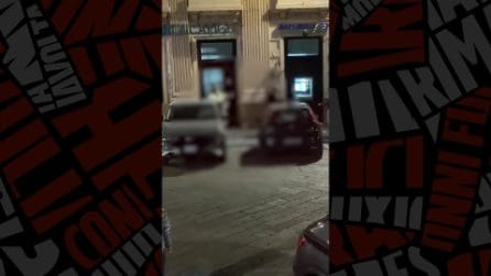 Clochard picchiato in strafa con la sua chitarra: colletta per ricomprargli lo strumento a Sestri Levante