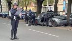Si schiantano con la Porsche contro alcune auto in sosta, 3 ragazzi feriti a Milano: morto un 21enne