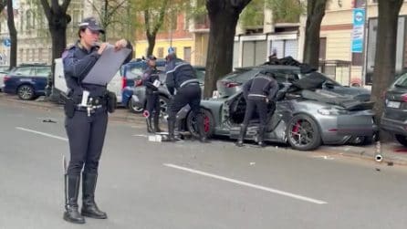Si schiantano con la Porsche contro alcune auto in sosta, 3 ragazzi feriti a Milano: morto un 21enne