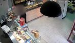 Furto in un panificio di Santa Maria Capua Vetere, il titolare diffonde le immagini: "Vergognati"