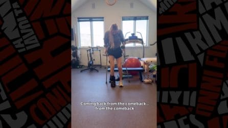 Lindsey Vonn torna a camminare in stampelle due mesi dopo la terribile caduta alle Olimpiadi