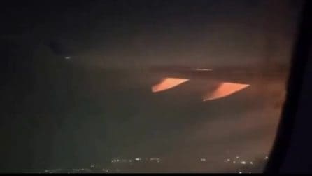 Il motore dell'aereo scoppia in volo: paura per i 300 passeggeri a bordo. Il video dell'esplosione
