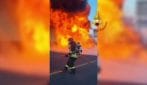 Camion in fiamme sull'A1, i Vigili del Fuoco domano il rogo: l'intervento ripreso in un video