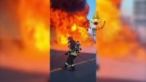Camion in fiamme sull'A1, i Vigili del Fuoco domano il rogo: l'intervento ripreso in un video
