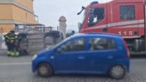 Si ribalta con l'auto in via Manzoni e si schianta sui cassonetti: incidente a Posillipo