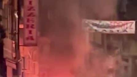 Incendio all'esterno della pizzeria Da Michele a Napoli, auto avvolta dalle fiamme: paura ma danni lievi