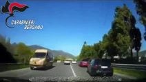 Scappa a 140 km/h dai carabinieri e poi si ribalta con l'auto, 39enne arrestato nella Bergamasca