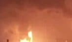 Complesso petrolchimico colpito nella notte in Arabia Saudita: il video dell'incendio