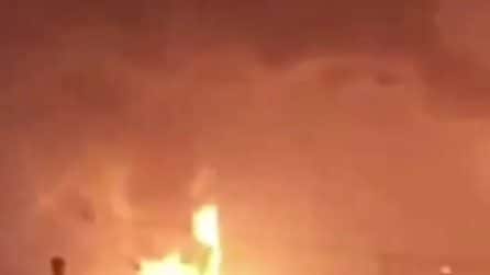 Complesso petrolchimico colpito nella notte in Arabia Saudita: il video dell'incendio