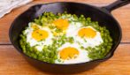 EGGS AND PEAS in a pan: a quick and easy dish!