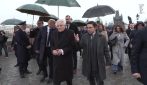Mattarella passeggia a Praga sotto la neve, una scolaresca italiana lo acclama e canta l'inno di Mameli
