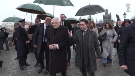 Mattarella passeggia a Praga sotto la neve, una scolaresca italiana lo acclama e canta l'inno di Mameli