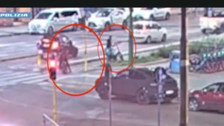 Il video del rider che accoltella un collega 28enne a Milano, arrestato per tentato omicidio