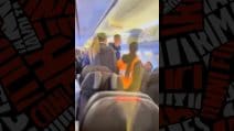 Il calciatore Endrizzi cacciato da un aereo dopo aver urlato "bomba" tra i passeggeri furiosi
