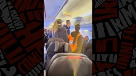 Il calciatore Endrizzi cacciato da un aereo dopo aver urlato "bomba" tra i passeggeri furiosi
