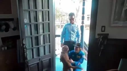 L'astronauta Christina Koch riabbraccia i suo cane