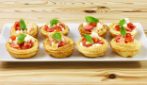 CESTINI DI PASTA SFOGLIA ALLA CAPRESE: un antipasto perfetto se vuoi qualcosa di leggero e sfizioso!