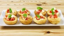 CESTINI DI PASTA SFOGLIA ALLA CAPRESE: un antipasto perfetto se vuoi qualcosa di leggero e sfizioso!