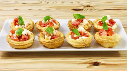 CESTINI DI PASTA SFOGLIA ALLA CAPRESE: un antipasto perfetto se vuoi qualcosa di leggero e sfizioso!
