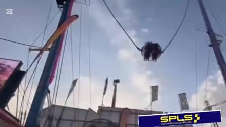 Il video di una giostra del luna park che precipita al suolo dopo la rottura di un cavo: 6 feriti in Spagna
