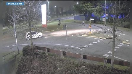 Accoltella alla schiena e alla gola una donna in strada a Monza, 21enne arrestato: il video