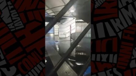 Metro A allagata alla Stazione Termini a Roma: chiusa ai passeggeri, i treni non si fermano