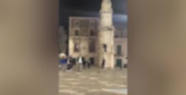 Bitonto, minorenni lanciano casco contro la chiesa e lo posizionano su uno dei puttini decorativi