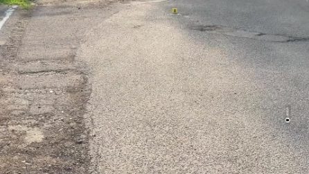 Scoppia una rissa tra due gruppi in un parcheggio a Pavia e viene accoltellato: morto 25enne