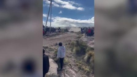 Tremendo incidente al rally Sudamericano: auto tra la folla, un morto