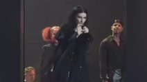 Laura Pausini sgrida i fan della prima fila perché non cantano