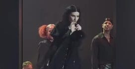 Laura Pausini sgrida i fan della prima fila perché non cantano