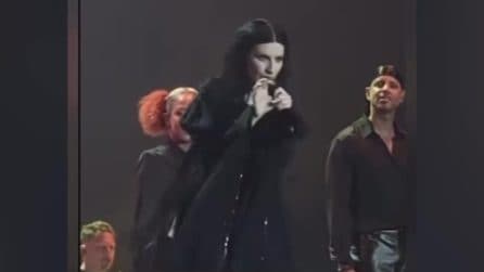 Laura Pausini sgrida i fan della prima fila perché non cantano