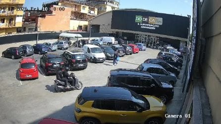 Casoria, l'addetto al parcheggio sventa il furto di uno scooter davanti al supermercato