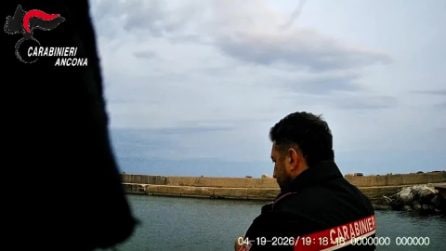 Ancona, carabiniere si ammanetta al polso dell’uomo che voleva suicidarsi: “Se cadi tu, cado anch’io”
