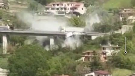 Abruzzo, tir sfonda il guardrail della superstrada dei Liri e precipita nel vuoto