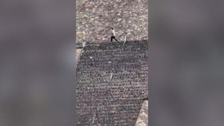 Messico, si arrampica sulla Piramide della Luna e spara sulla folla: 2 morti e 13 feriti